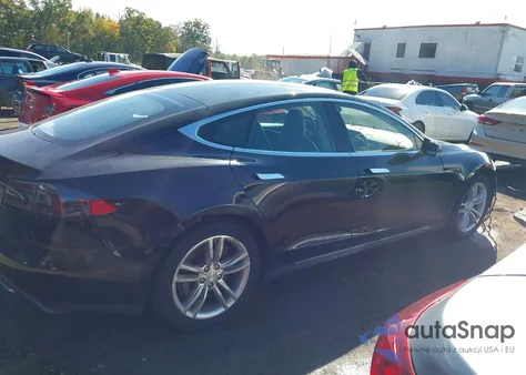 2013 Tesla Model S z USA, uszkodzony, nr VIN 5YJSA1AC7DFP10623
